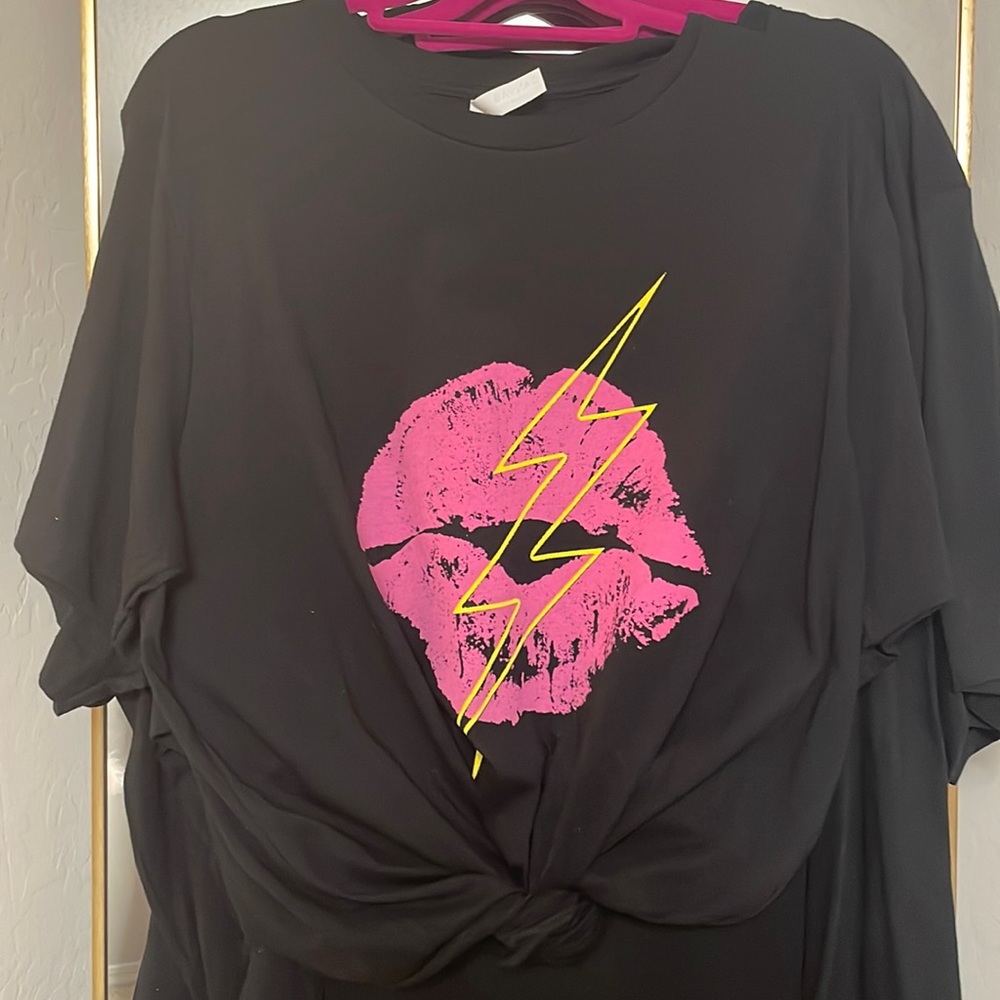 Lips graphic T